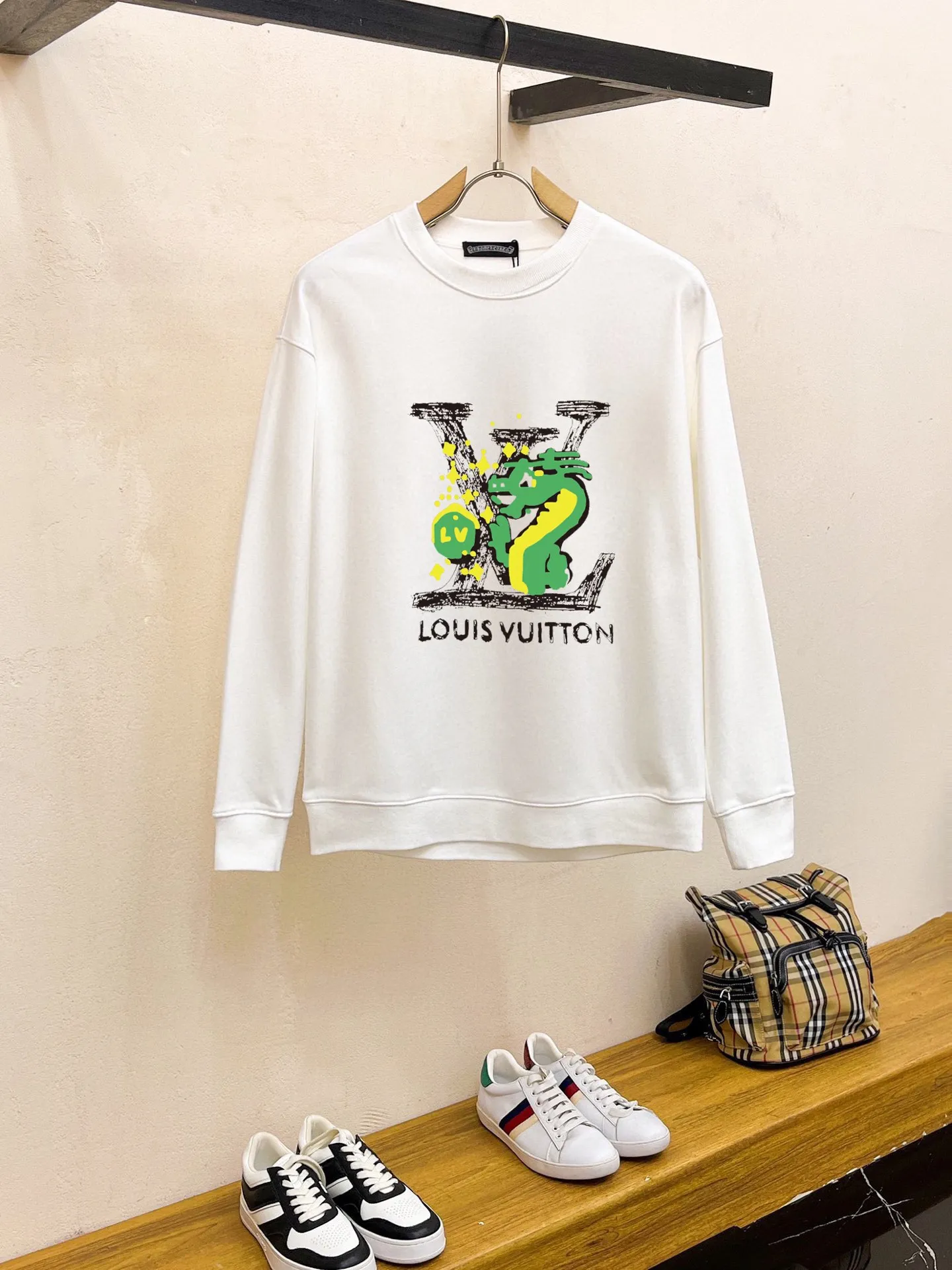 🅿️220 brand [Lv Louis Vuitton] (good news for fat people) 2025ss autumn latest long-sleeved round-neck sweatshirt, on sale simultaneously on the official website. Refreshing and breathable. Made of top Tencel Roman. Comfortable and soft. 3D three-dimensional clarity. Super fashion sense. Great for gifting and keeping for yourself. Size: M-5XL (can wear up to 220 pounds)